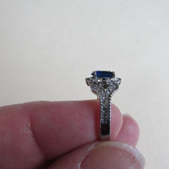 TUSK TK316 Stainless Steel Ring Blue Oval Glass Solitaire Clear Chatons Size 5 - Picture 7 of 7
